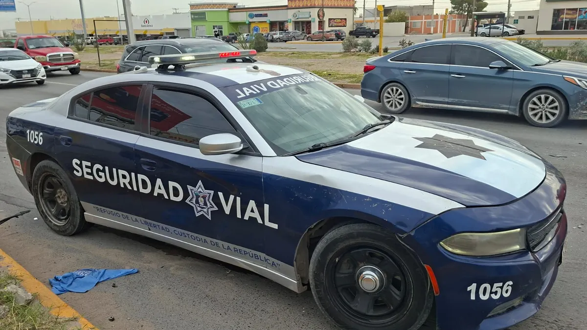 Vuelca automovilista en la De las Torres tras impactar banqueta y poste