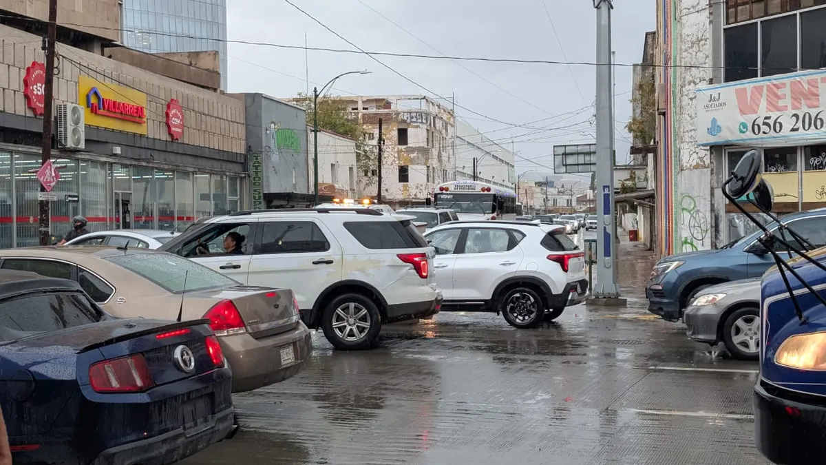 Provoca caos vial cierre de pasos a desnivel en el Centro de Juárez