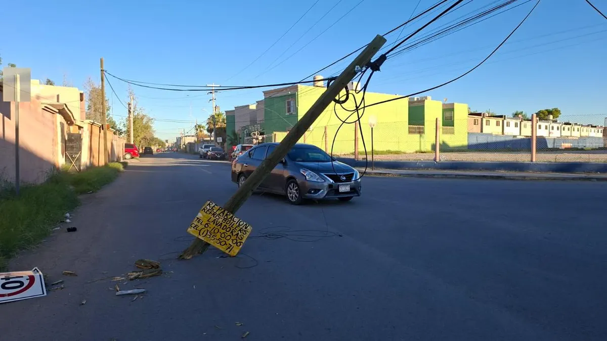 Poste caído bloquea vialidad en Jardines de San José