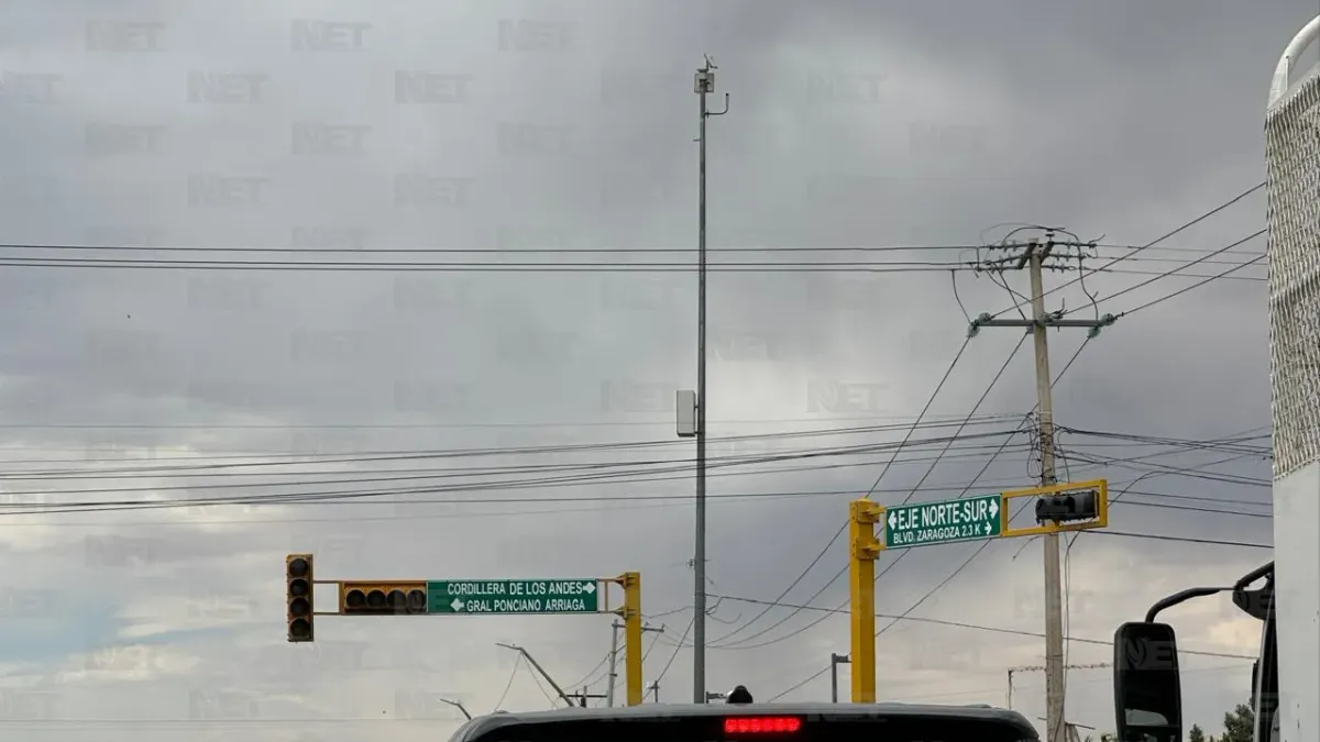 Semáforos apagados generan congestionamiento vial en importante vialidad