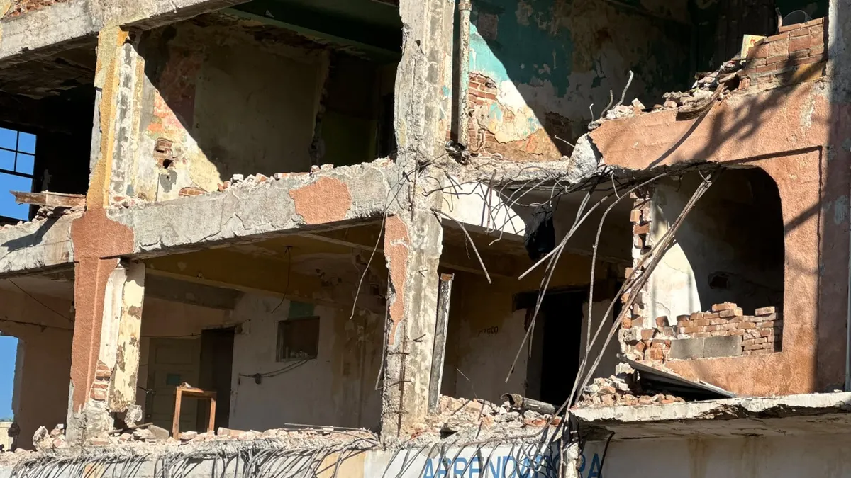 Demuelen antiguo Hotel Olivia por riesgo de colapso en la Zona Centro