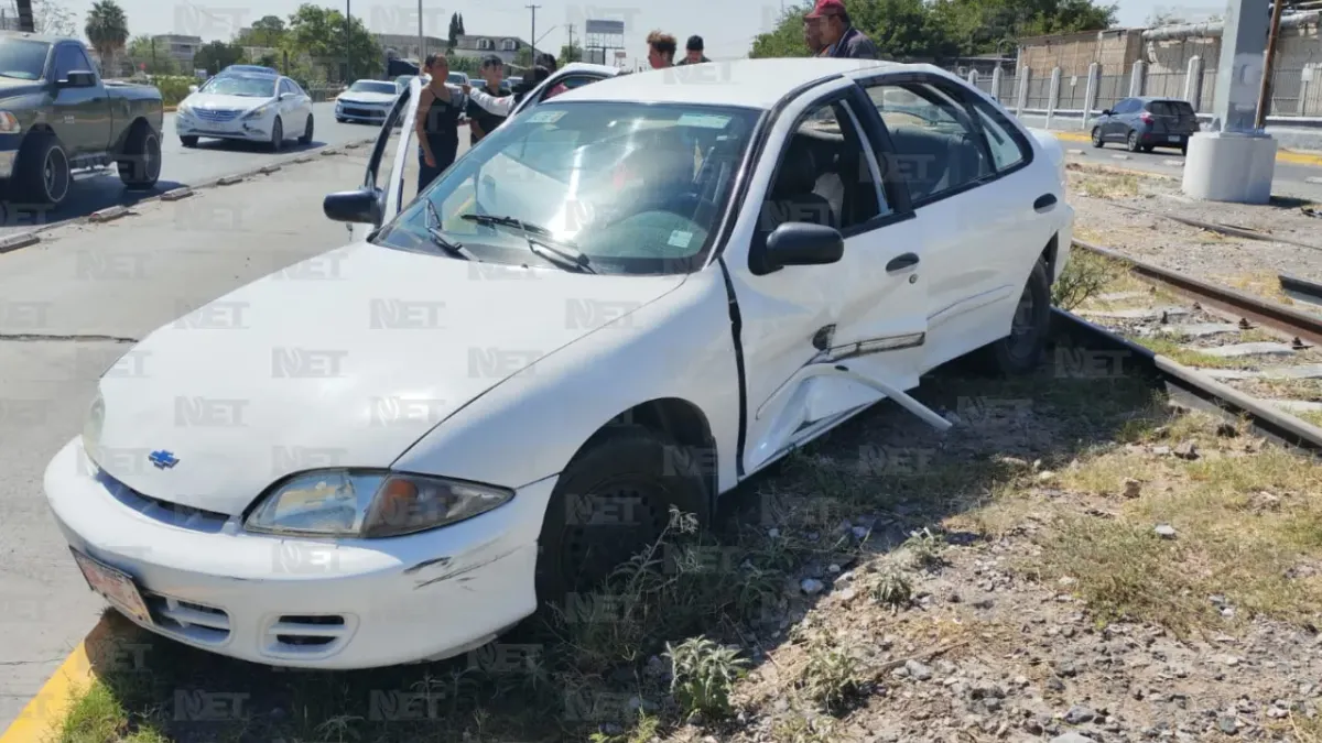 Chocan dompe y auto en el eje vial Juan Gabriel; conductora sufre crisis nerviosa