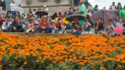 Mundial de futbol y Día de Muertos se fusionan en espectacular desfile en CDMX