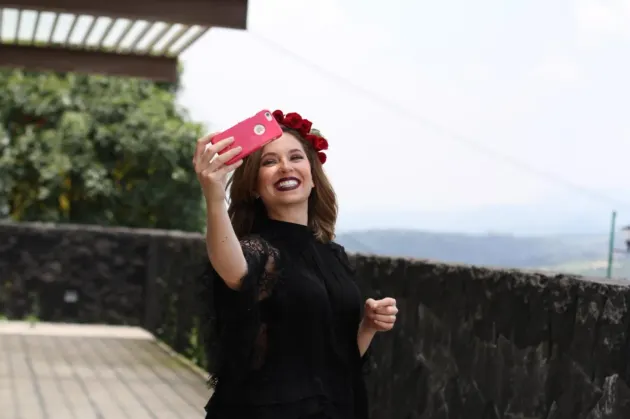 Advierte EU a influencers: no podrán monetizar con visa de turista