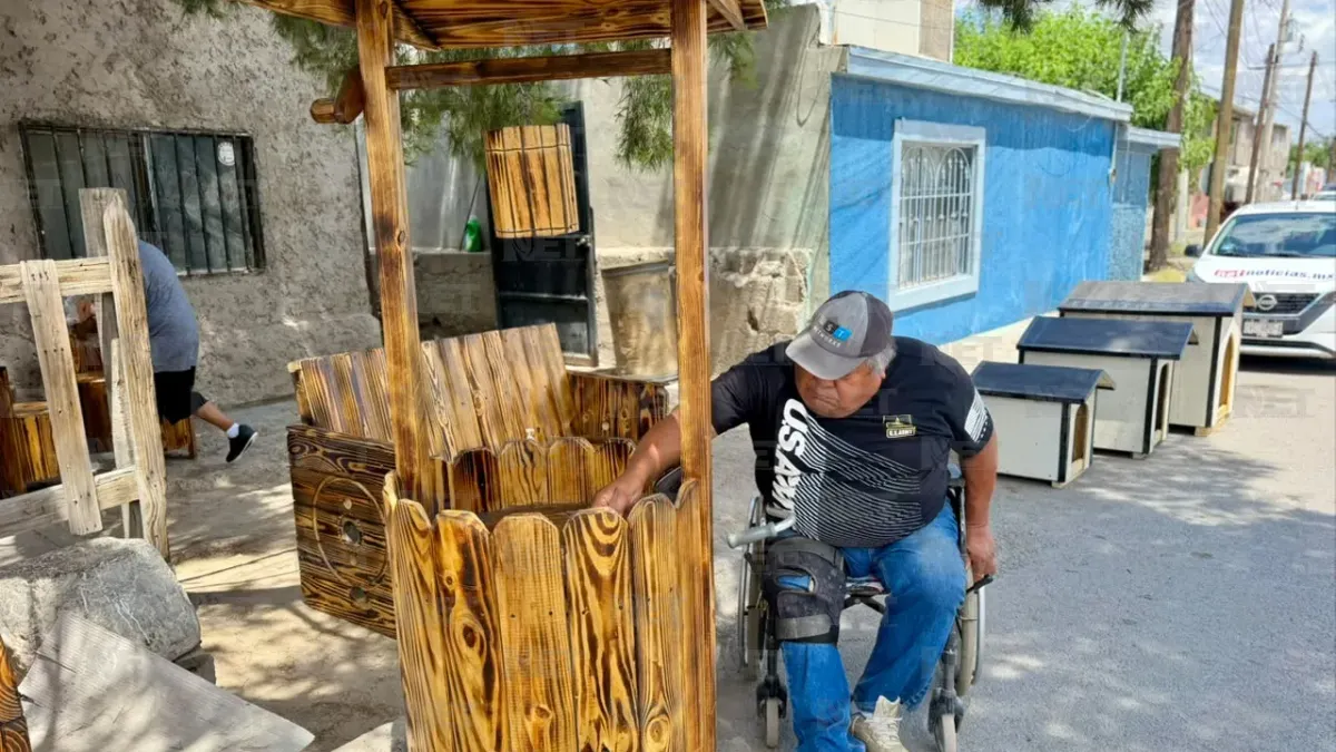 Carpintero en silla de ruedas vende muebles en Juárez