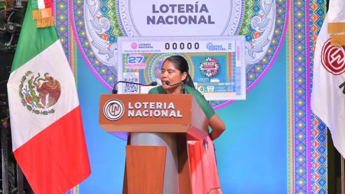 Reconocen a Lorena Ramírez con billete conmemorativo de la Lotería Nacional