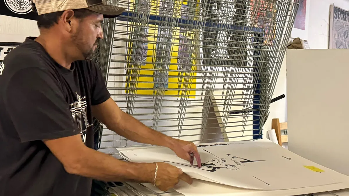 Inaugura artista Mow exposición con obras creadas en el transporte público