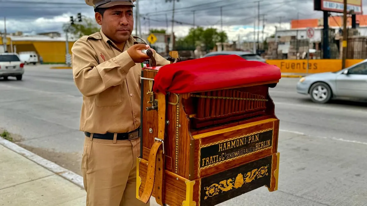 Llevan organilleros tradición musical a cruceros de Ciudad Juárez