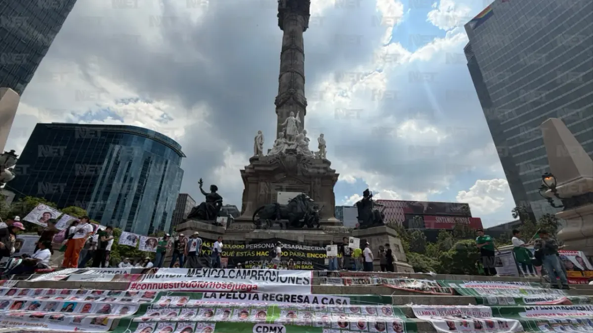Colocan colectivos fichas de desaparecidos en el Ángel de la Independencia