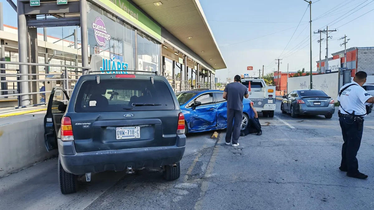 Choque frente a estación del JuárezBus El Vergel congestiona el eje vial