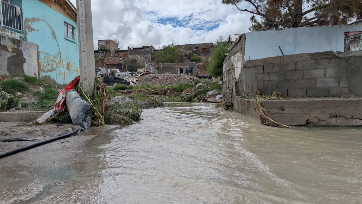 Lluvias arrancan pavimento en la calle Santiago de la colonia Fronteriza