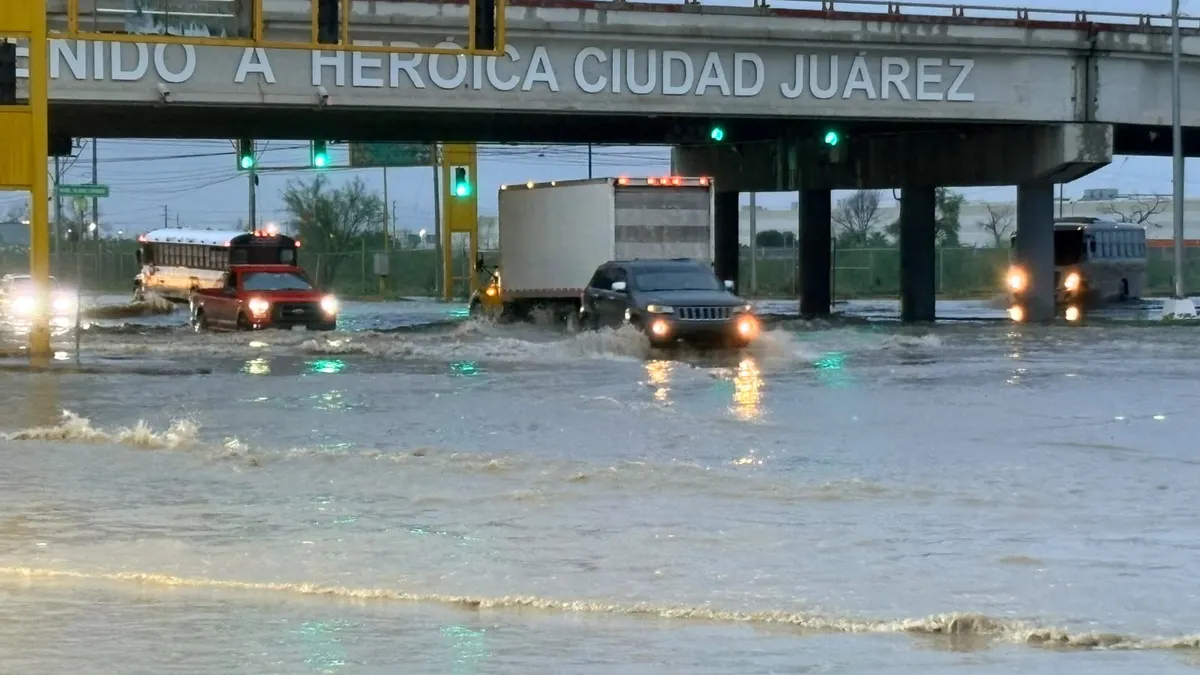 Lluvias dejan varados a automovilistas en distintos puntos de Juárez