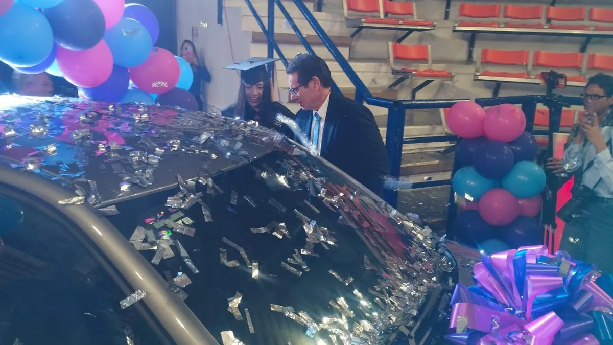 Entregan auto último modelo a egresada de la UACJ con promedio de 9.93