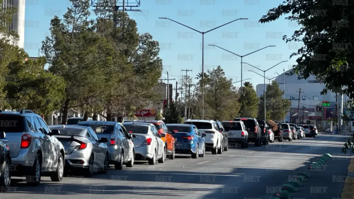 Saturan largas filas los puentes internacionales de Juárez