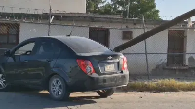 Conductor omite alto, pierde el control y choca contra poste en Zaragoza