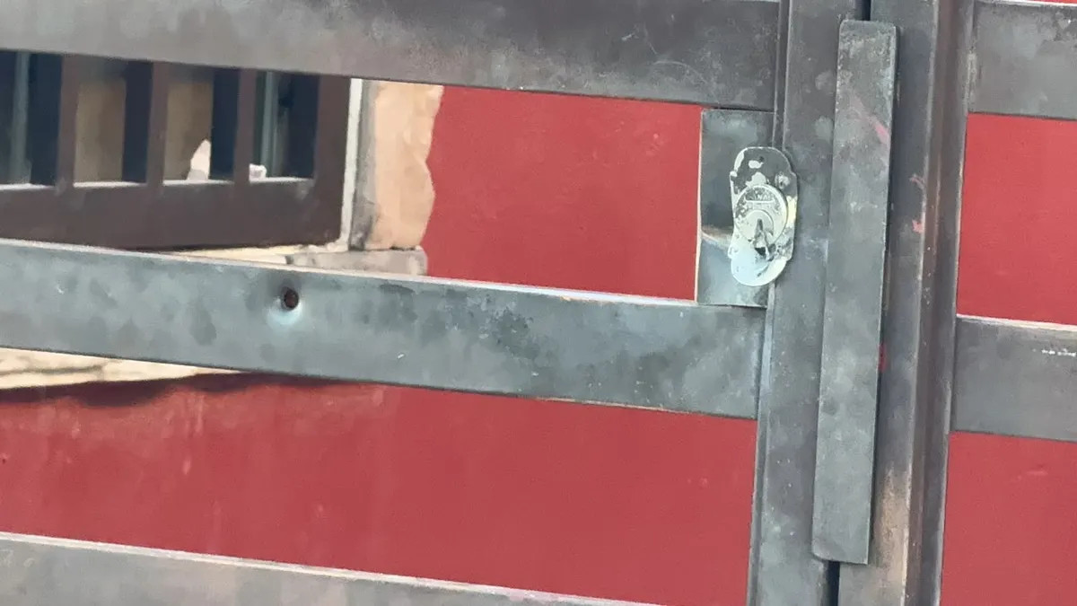 Balean casa y auto en colonia Americano; investigan posible relación con una estafa