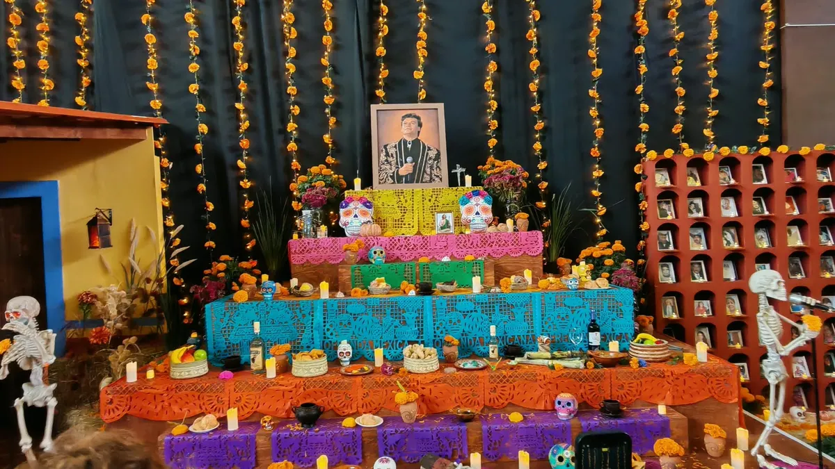 Colocan altar de muertos 'El Jardín de los Recuerdos' en Pueblito Mexicano