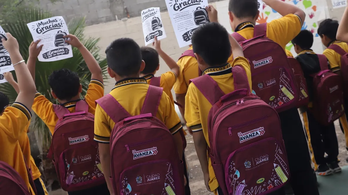 Retrasan lluvias entrega de mochilas y loncheras escolares en Juárez