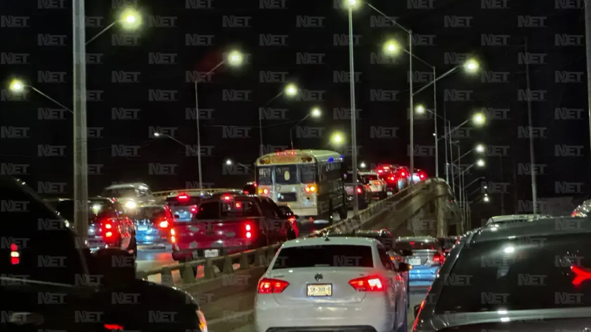 Provoca choque frontal incendio de pickup y caos vial en Juan Pablo II