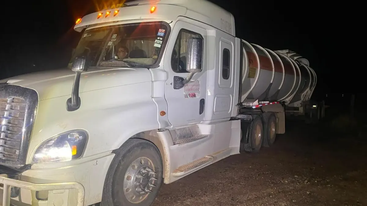 Camión cisterna sin luces transportaba 32 mil litros de huachicol en Chihuahua