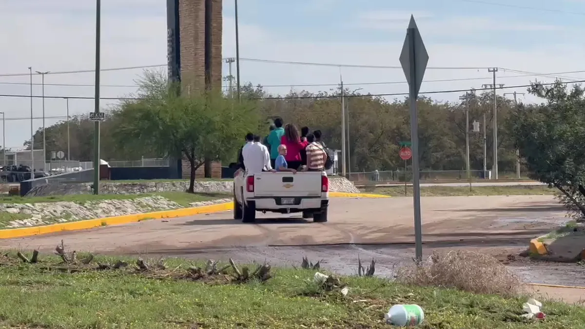 Rescatan en troca a vecinos varados por inundación en Natura II