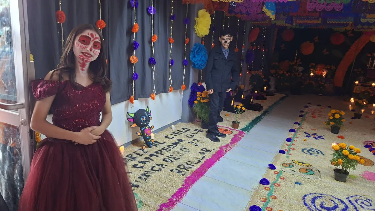 Instalan altar de Día de Muertos en honor a Bertha Chiu en Secundaria Técnica 37