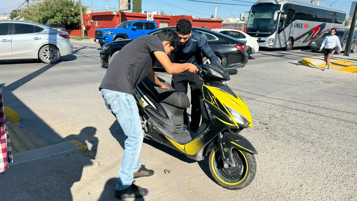 Conductora choca contra motociclista y lo lesiona en la López Mateos