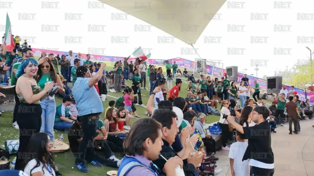Disfrutan juarenses partido inaugural del Mundial en Parque Central