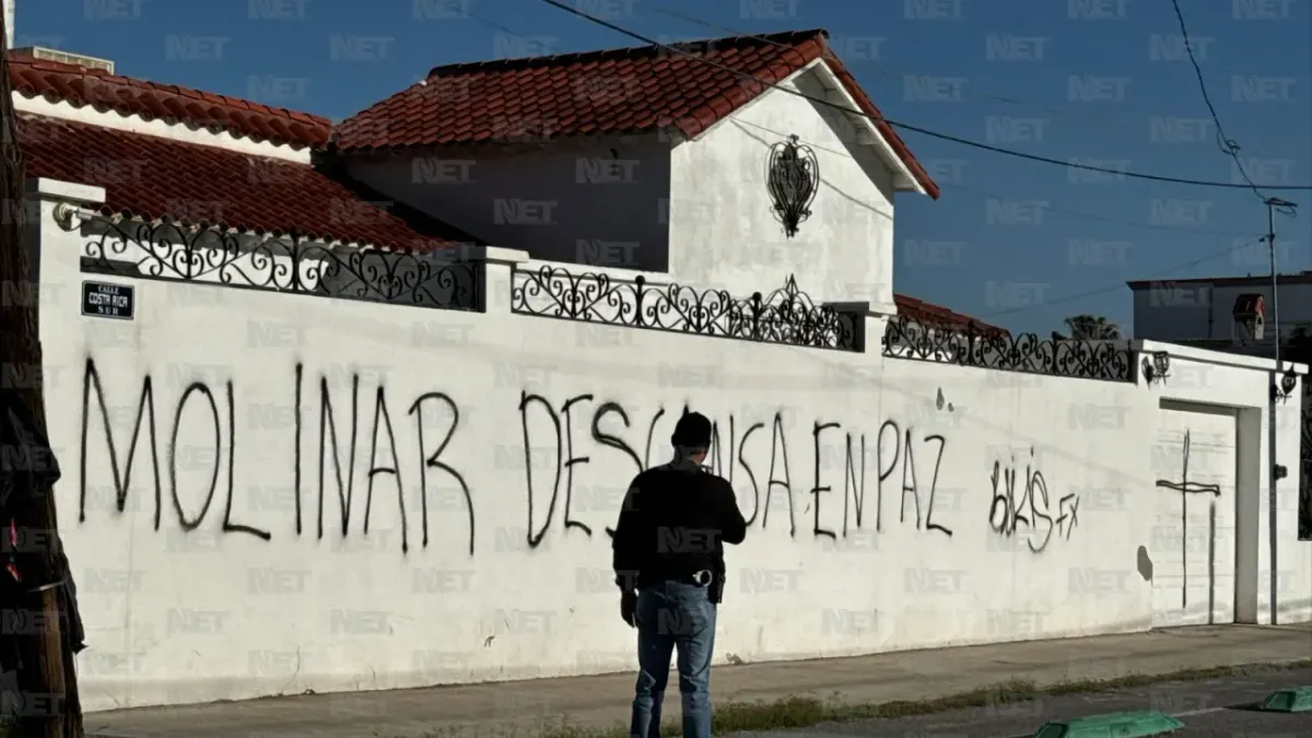 Realizan pintas y dejan corona fúnebre en vivienda de Javier Corral