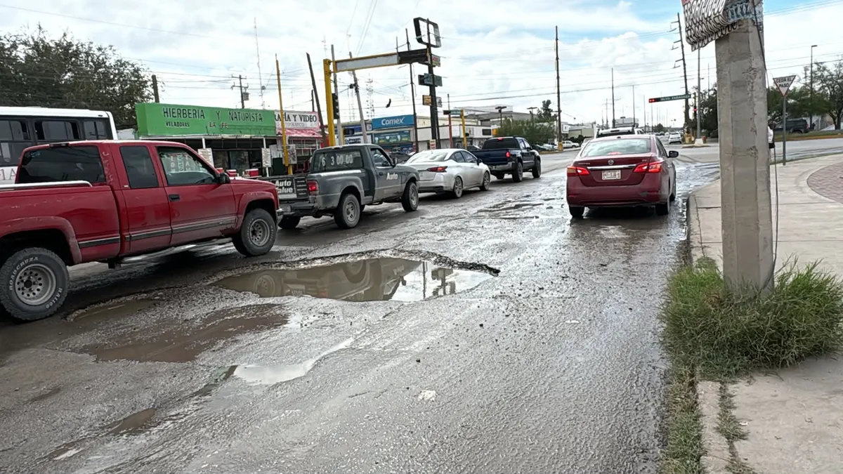 Reportan comerciantes baches ocultos bajo charcos en Valle del Cedro