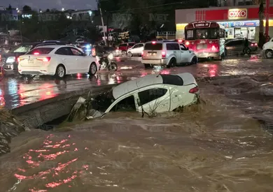 Lluvia arrastra vehículo en Monumento al Cigarro y vecinos rescatan al conductor