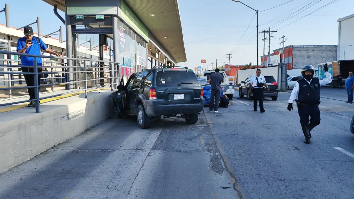 Choque frente a estación del JuárezBus El Vergel congestiona el eje vial
