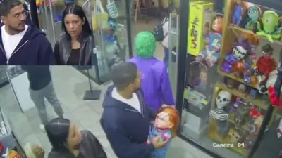¡Se roban a Chucky! Pareja queda grabada al llevarse muñeco de colección en Puebla