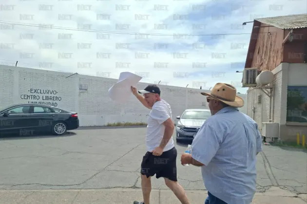 Irrumpe manifestante opositor con pancarta en marcha de Morena