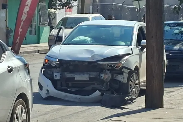 Choca por omitir alto y tira postes en la 16 de Septiembre