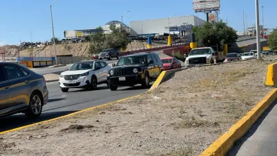 Trabajos de pintura en camellones provocan fuerte tráfico en Las Torres
