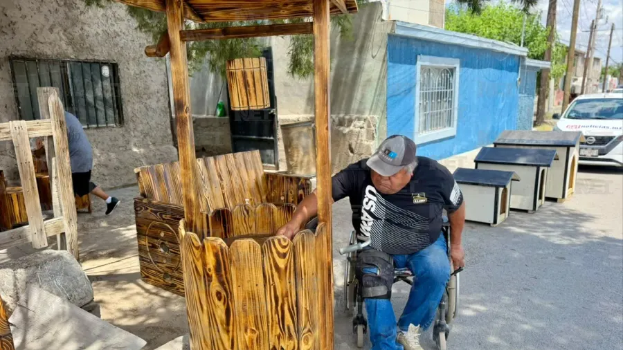 Carpintero en silla de ruedas vende muebles en Juárez