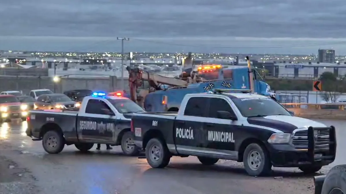 Tractocamión derrapa y se impacta contra poste y árbol en bulevar Independencia