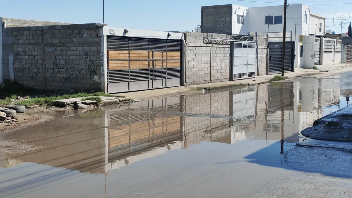 Persiste acumulación de aguas negras en calles de la Campestre Villerreyes