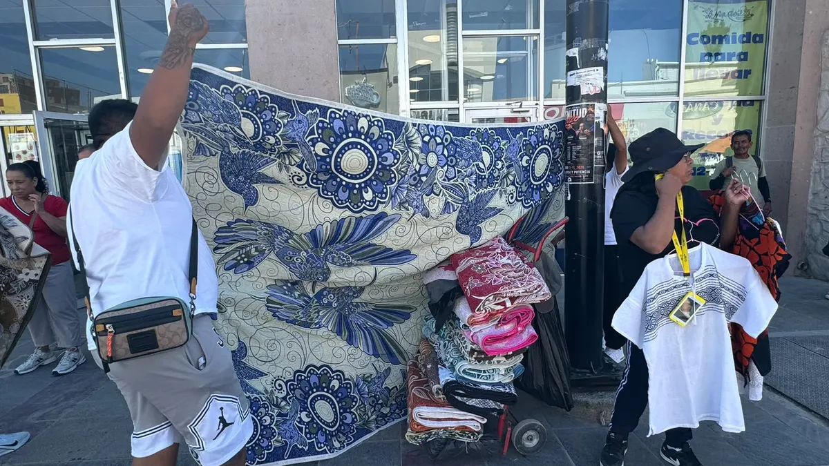 Artesanos oaxaqueños ofrecen colchas tejidas a mano en el Centro de Juárez