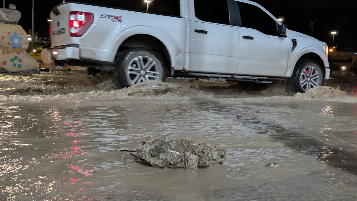 Amanece Juárez con calles inundadas; lluvias continuarán durante el día