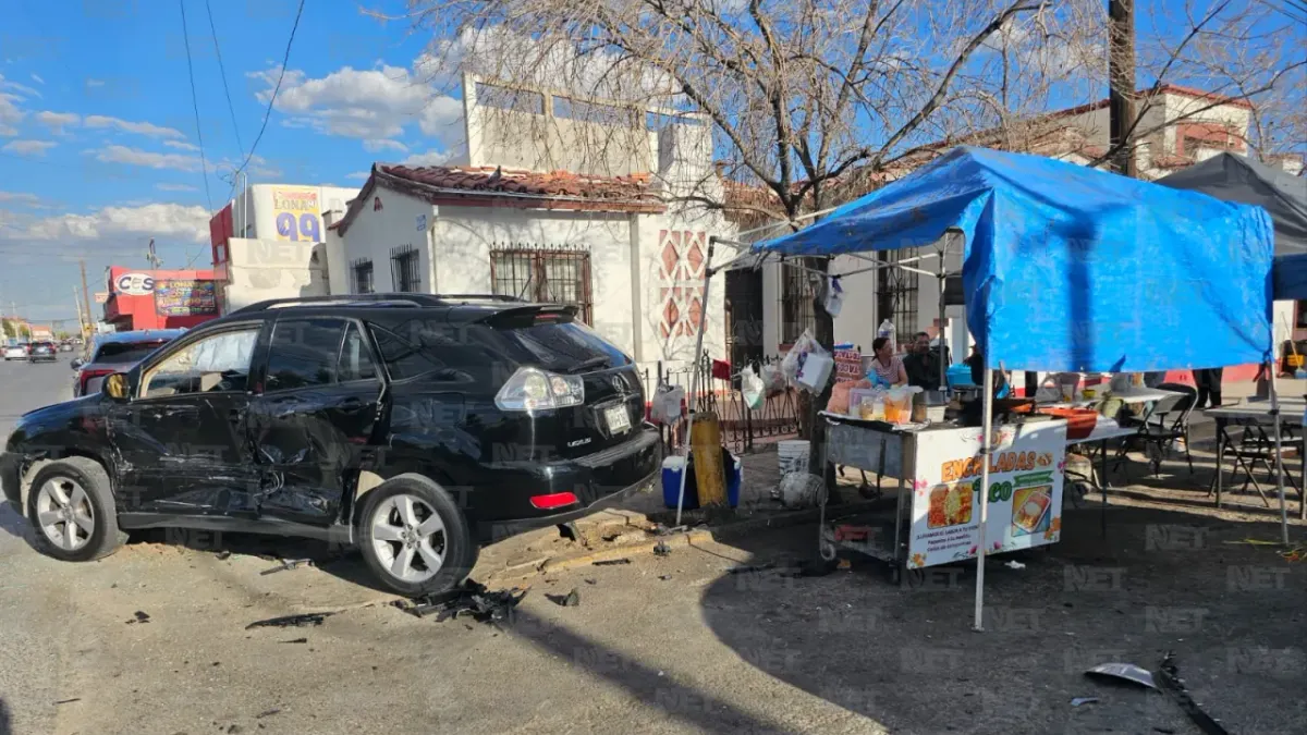 Se salva puesto de enchiladas tras choque