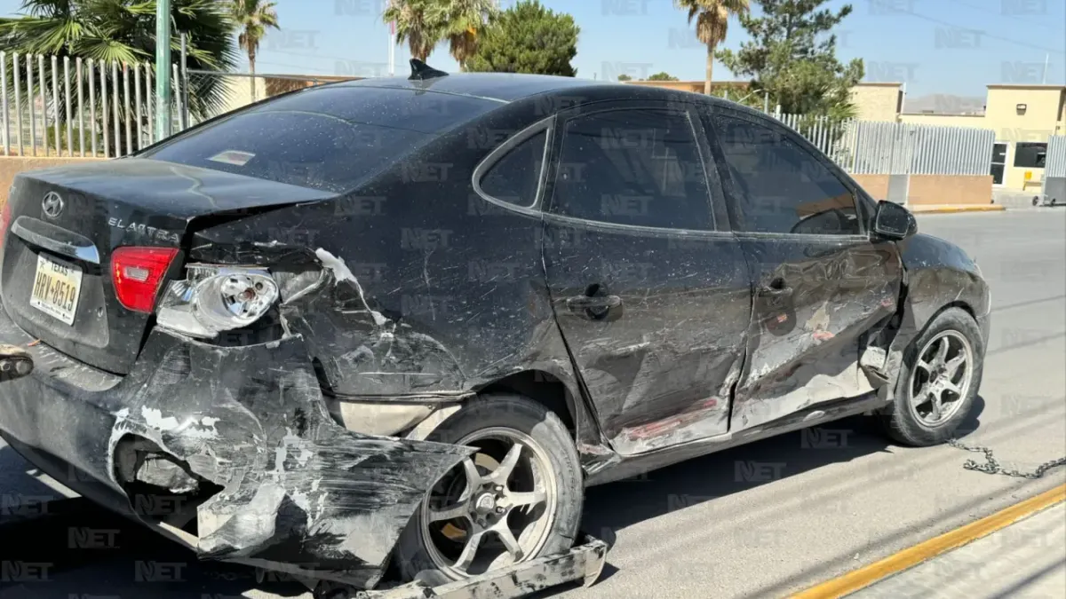 Chocan Juárez Bus y dos vehículos en la Tecnológico