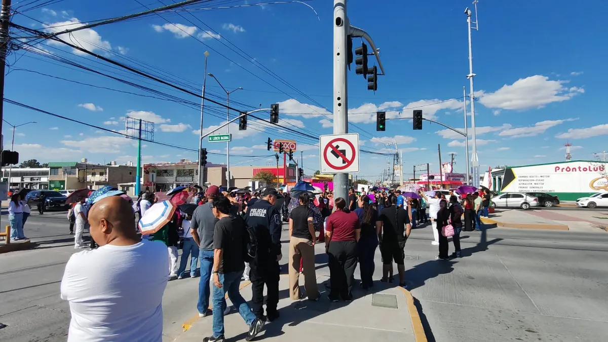 Bloquean trabajadores del IMSS 35 cruce en protesta por salario e insumos