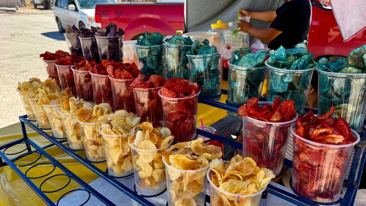 Mantiene Roberto su negocio de aguas frescas y papas locas en la Gómez Morín