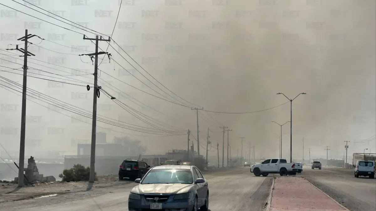 Incendio no cede tras 24 horas; bomberos exhaustos reciben apoyo ciudadano