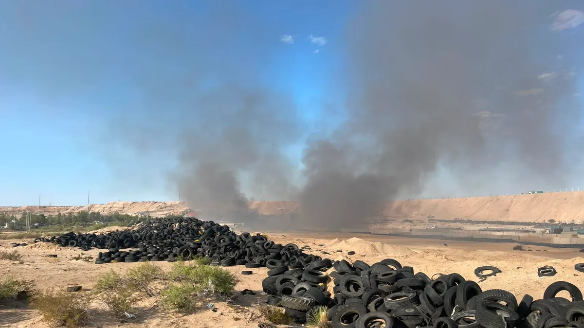Incendio de llantas lleva más de 7 horas y el humo se extiende por la ciudad