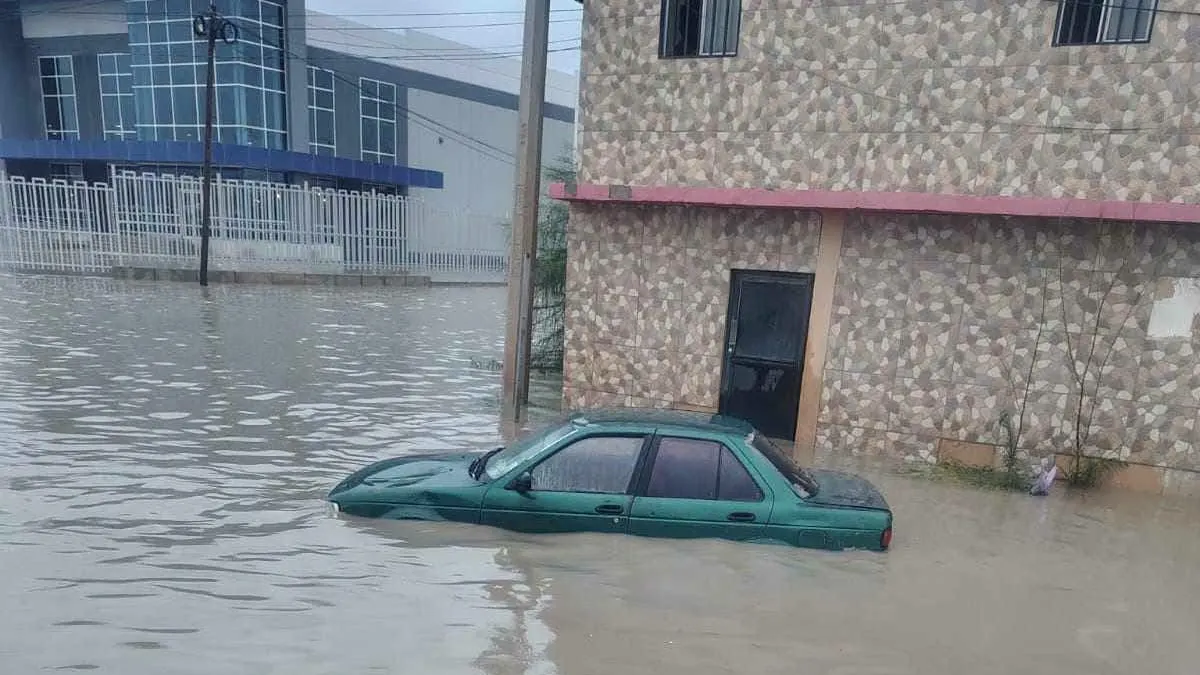 Encharcamiento de 800 metros deja vehículos varados en carretera Juárez-Porvenir