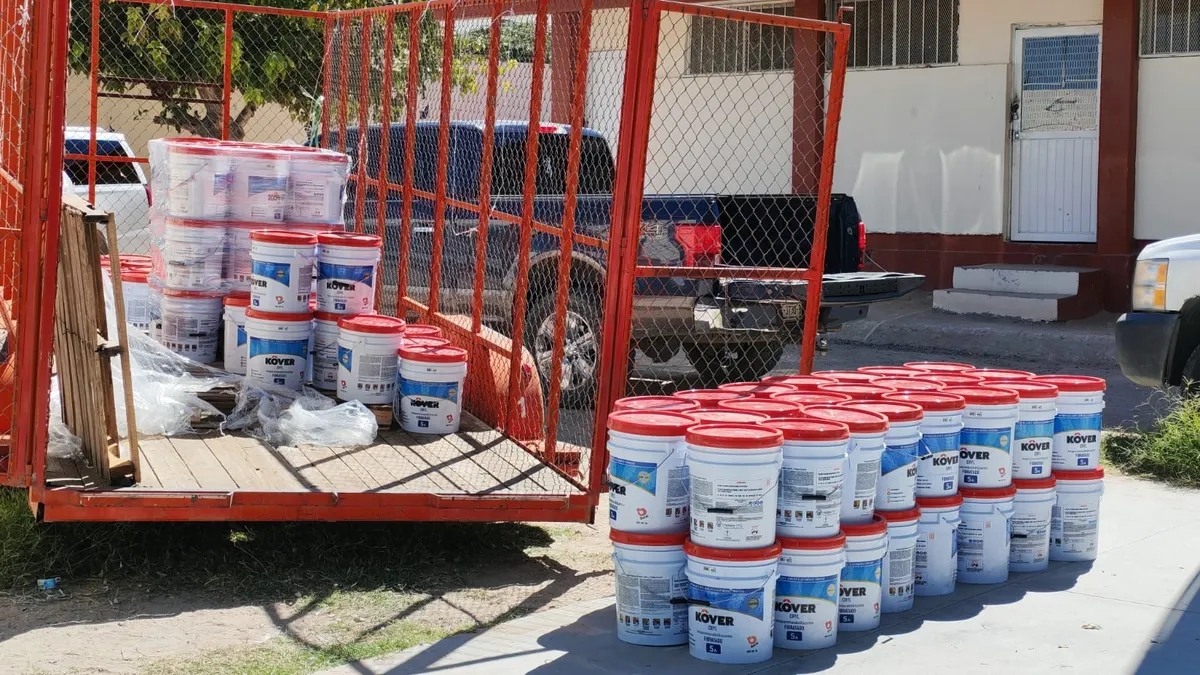 Reciben 10 escuelas de Juárez apoyo del Ichife tras lluvias