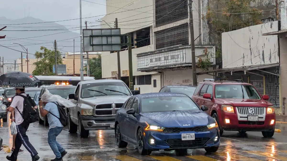 Provoca caos vial cierre de pasos a desnivel en el Centro de Juárez